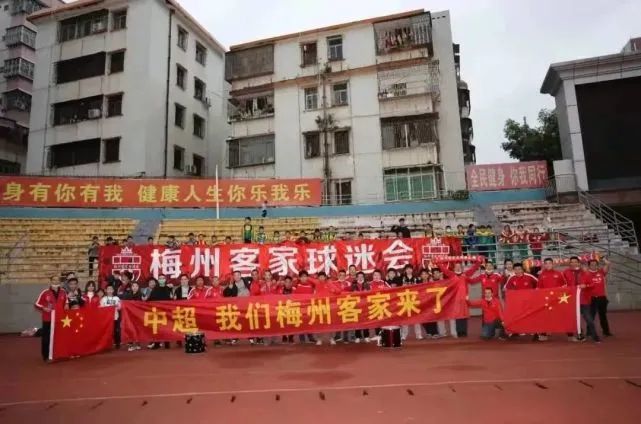 黄晓明也在某社交平台发文称：;这次演律师有点难，心疼地抱住自己